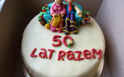 Jak udekorować tort na 50 rocznicę ślubu, aby zachwycić gości?