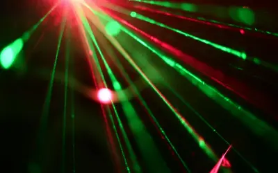 Pokaz laserowy na wydarzeniu — kiedy warto postawić na nowoczesną oprawę wizualną?