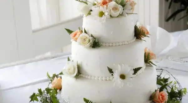 Ile kosztuje tort na 40 osób? Ceny, style i ważne czynniki