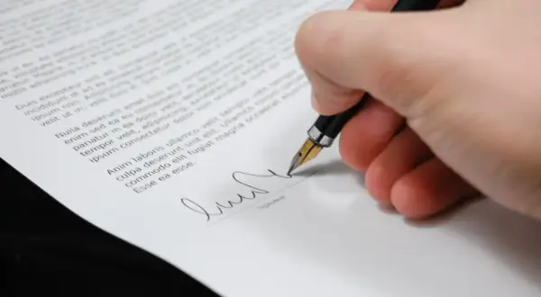 Co trzeba zmienić po ślubie? Kluczowe dokumenty i formalności, które musisz znać