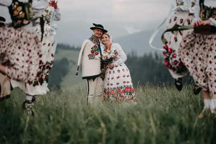 Jak się ubrać na góralskie wesele? Odkryj tradycyjne stroje i porady